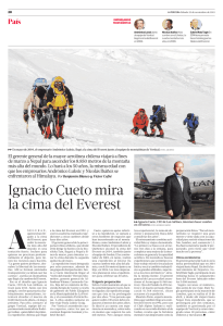 Ignacio Cueto mira la cima del Everest