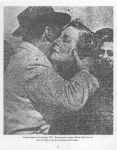 Neruda regresa de Europa, 1952. Lo abraza su