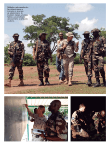 Soldados malienses atienden las indicaciones de su instructor en el